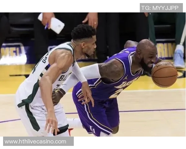 开拓者与雄鹿激战正酣球场上的精彩对决引发球迷热议 开拓者与雄鹿激战正酣球场上的精彩对决引发球迷热议